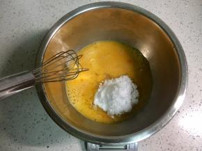 加入60克白砂糖和0.5克盐，拌匀。