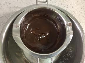 黑巧克力隔热水融化。
