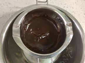 黑巧克力隔热水融化。