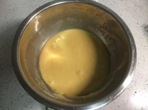 搅拌均匀，这里就不需要什么手法啦，不存在消泡的问题，各种材料混合均匀就好。