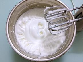 提起打蛋器有直直的小尖角即可，即为蛋白霜