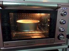 放入预热好的烤箱，上下火150度，下层50分钟