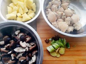 准备好材料，鸡翅中剁两半用开水焯一下，香菇焯水的时候放点料酒。