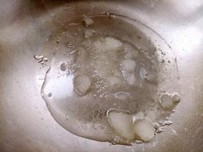 锅放油和白糖开小火，注意不要去搅动。