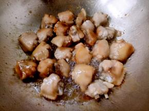 看见糖变黄之后把鸡翅放入，中火翻炒。(不要等糖变黑了再放鸡翅，那样糖就糊了)