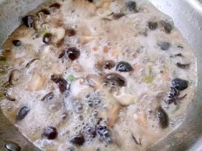 开过后放盐，翻炒均匀。盖上盖子继续炖。