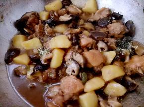 收汁后关火放鸡精。就可以了。