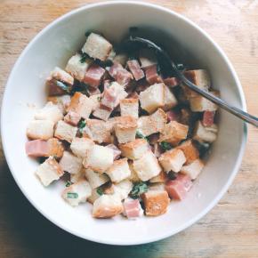 用勺子拌匀，再加点胡椒粉，再拌匀