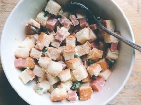 用勺子拌匀，再加点胡椒粉，再拌匀