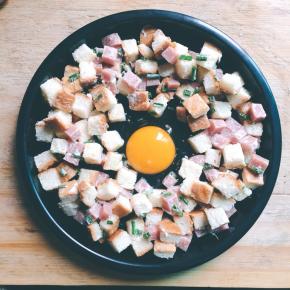 中间打一颗鸡蛋，哇，猴猴看，哈哈哈～