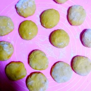 沾少许手粉，分割成团