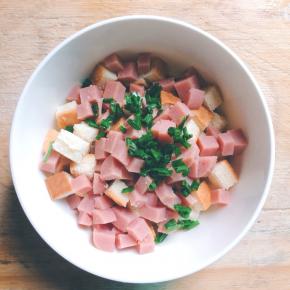 将第1步切好的食材放进一个比较深的大碗里