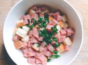 将第1步切好的食材放进一个比较深的大碗里