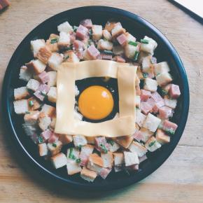 百吉福芝士片一片，均匀分成4份，围在鸡蛋周围，好看又美味哦～然后进预热好的烤箱，200度，8分钟