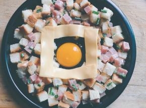 百吉福芝士片一片，均匀分成4份，围在鸡蛋周围，好看又美味哦～然后进预热好的烤箱，200度，8分钟