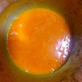 柿子去皮，去核，搅拌成糊状