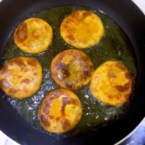 煎至两面焦黄时候出锅，用厨房纸吸油，装盘！煎的时候一定要小火，否则里面还没熟，外面已经焦了！