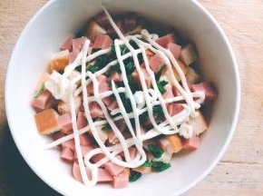 挤上沙拉酱，多挤一点没事