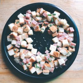 8寸不沾披萨烤盘底部抹油，可以是色拉油也可以是黄油，将搅拌均匀的食材用勺子铺在烤盘里，中间留一点空间用来打蛋