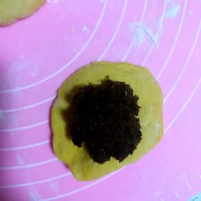 擀成皮，包上红豆沙。(我红豆沙自制的，放了红枣红豆和红糖，没有打太碎，更喜欢有点颗粒的感觉)