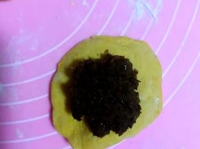 擀成皮，包上红豆沙。(我红豆沙自制的，放了红枣红豆和红糖，没有打太碎，更喜欢有点颗粒的感觉)
