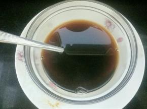 红糖用热水化开备用