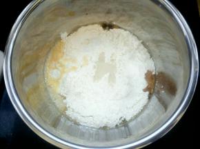 放凉的红糖水倒盆里，再放入面包粉，白糖，盐，鸡蛋，酵母进行搅拌和面