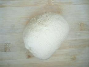 揉成面团后放案板上继续揉搓，手工揉面的方法网上有很多，大家可以百度搜一下，有面包机的忽略