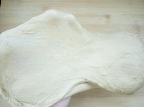 揉到可以拉出较粗糙的膜