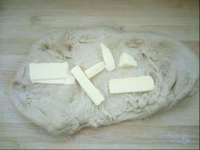 扒开面团放入室温软化的黄油