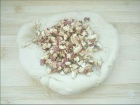 放入红枣核桃碎揉匀