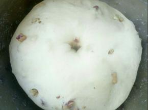 发酵好的面团，用手指蘸干粉按下去不会迅速回弹