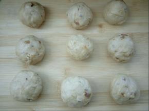 均匀分成9份，全部揉圆，盖保鲜膜松弛15分钟