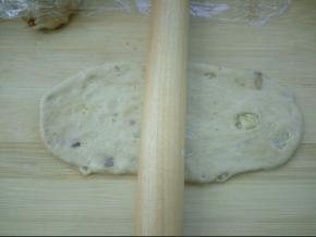 将松弛好的面团擀成椭圆形面片