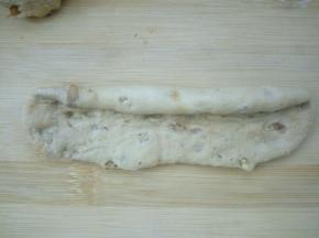 把面皮翻面横放，从上往下卷起收口