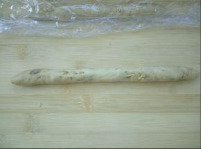 松弛好后将其均匀的搓成长条