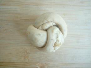 将两头捏紧，封口朝下放