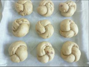 依次做好，整齐摆放在烤盘上，送入烤箱进行二次发酵至两倍大，我的烤箱不带发酵功能，发酵时下面放杯热水，既保温，又保湿度