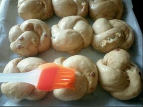 二发好取出刷蛋液，趁刷蛋液的时候就可以预热烤箱了180度10分钟