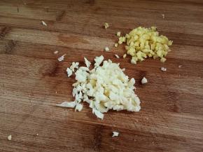 准备好蒜末，姜末。