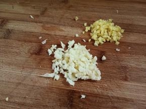 准备好蒜末，姜末。