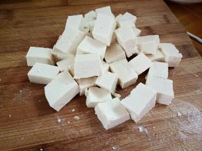 豆腐切成小块