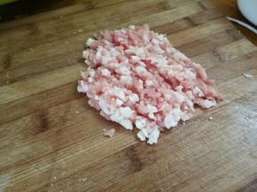 猪肉切成末