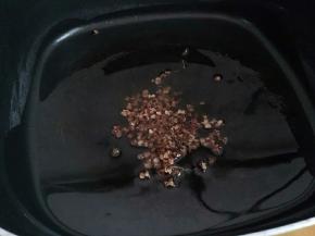 热锅凉油，下花椒小火煸香，捞出花椒不用。