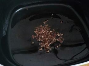 热锅凉油，下花椒小火煸香，捞出花椒不用。