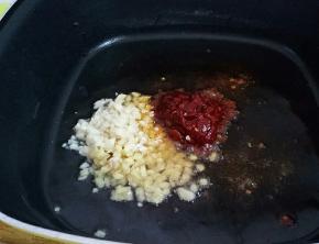 下郫县豆瓣酱，姜未，蒜未小火煸出红油。