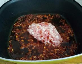 下猪肉炒香
