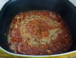 加入一碗的热水，开大火，加入老抽调色，白糖调味。