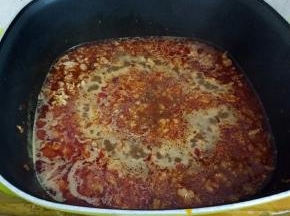 加入一碗的热水，开大火，加入老抽调色，白糖调味。