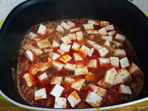 下豆腐，用锅铲轻轻的将它推开，中小火煮个五六分钟让其入味。